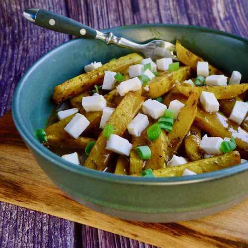 Koolraap friet à la poutine recept - koolhydraatarm genieten begint bij www.con-serveert.nl