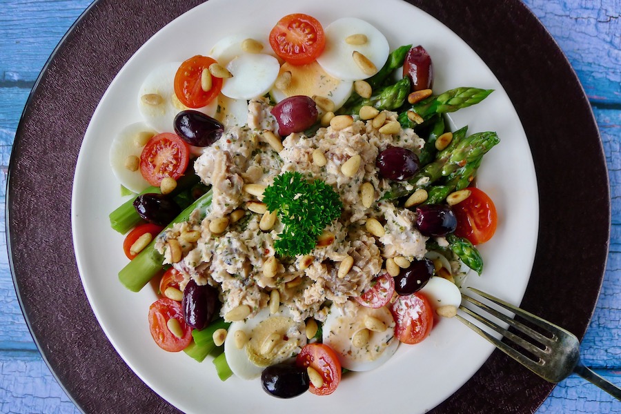 Groene asperges met zalmsalade