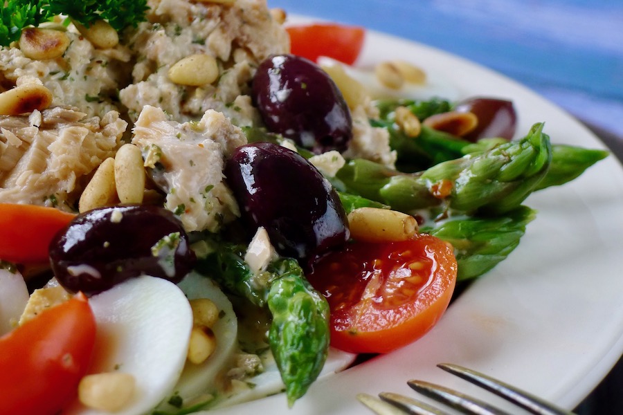 Groene asperges met zalmsalade, koolhydraatarm recept - koolhydraatarm genieten begint bij Con-serveert.nl