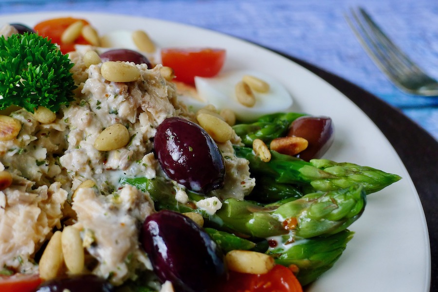 Groene asperges met zalmsalade, koolhydraatarm recept - koolhydraatarm genieten begint bij Con-serveert.nl